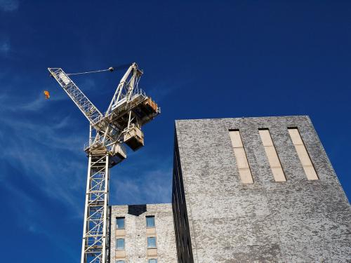 辦理建筑企業(yè)資質(zhì)時(shí)，應(yīng)該如何確定人員證書有效性？